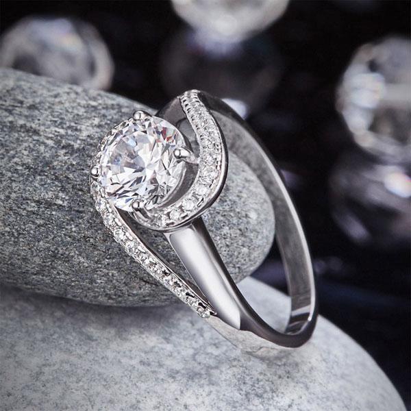 Twist Bezel 1.25 Carat Round Cut Sapphire Ring