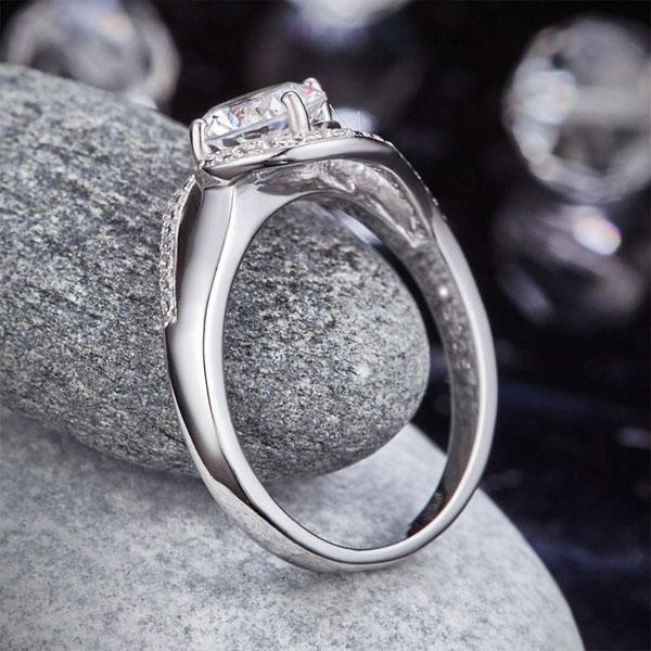 Twist Bezel 1.25 Carat Round Cut Sapphire Ring